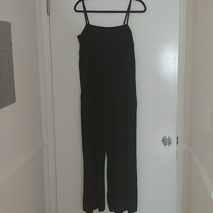 Black linen jumpsuit. Adjustable straps. Wide leg.